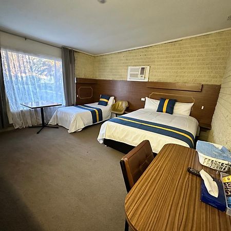 The Shamrock Hotel Balranald Esterno foto