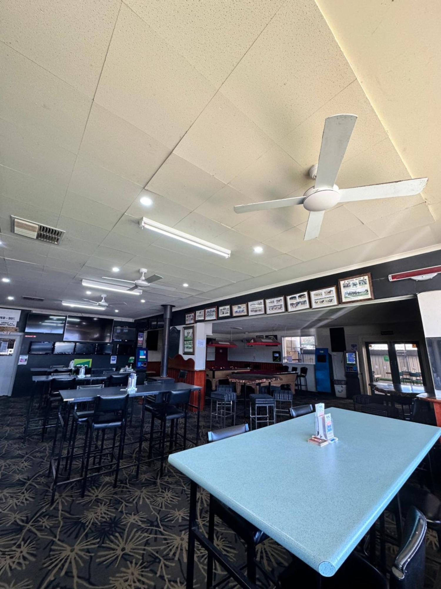 The Shamrock Hotel Balranald Esterno foto