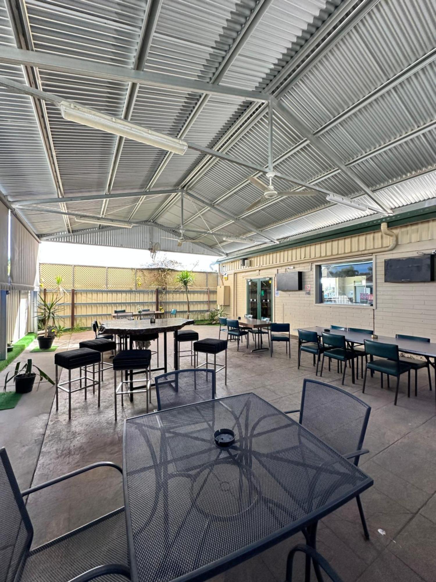 The Shamrock Hotel Balranald Esterno foto