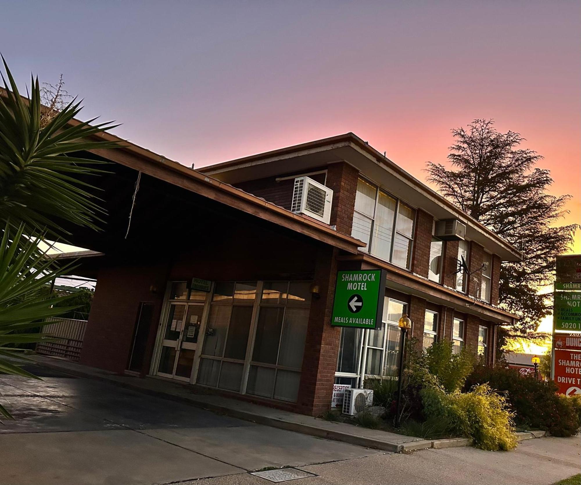 The Shamrock Hotel Balranald Esterno foto