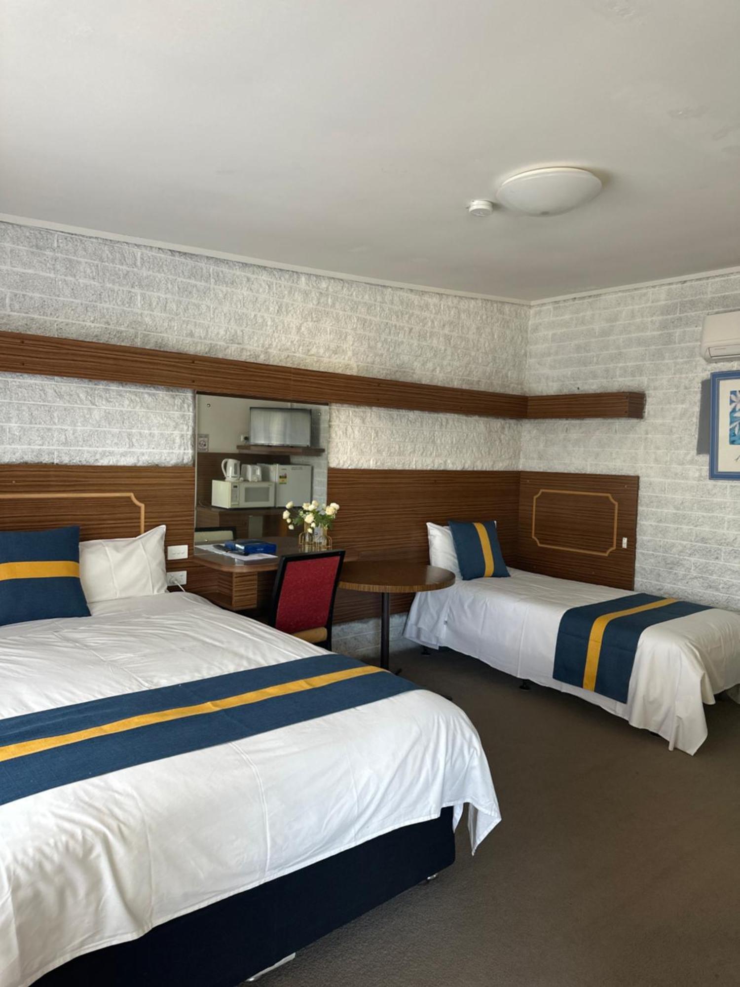 The Shamrock Hotel Balranald Esterno foto