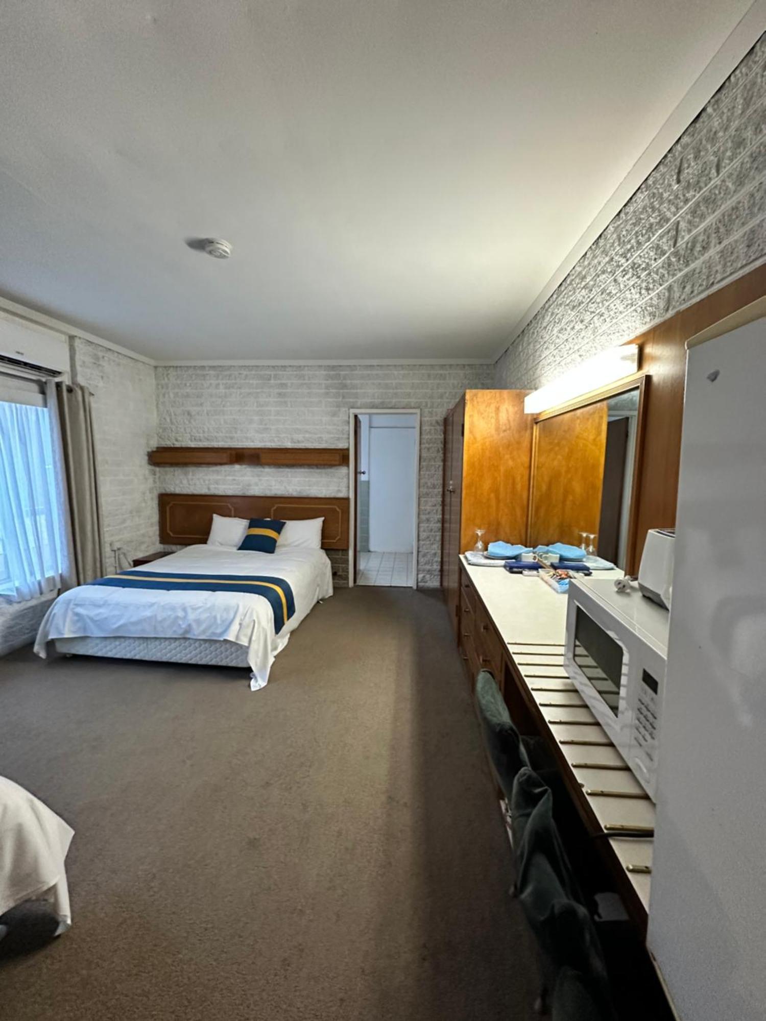 The Shamrock Hotel Balranald Esterno foto