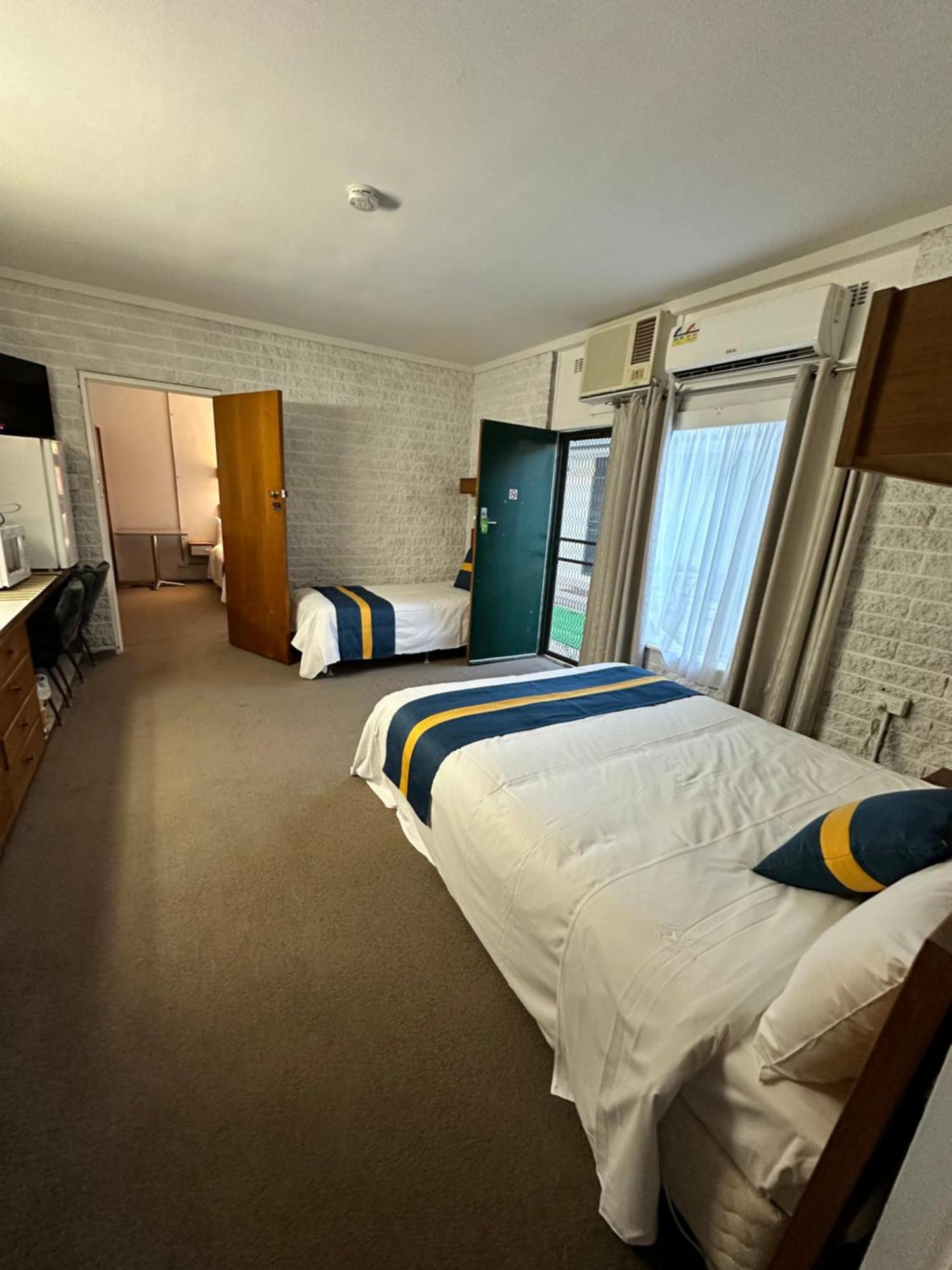 The Shamrock Hotel Balranald Esterno foto