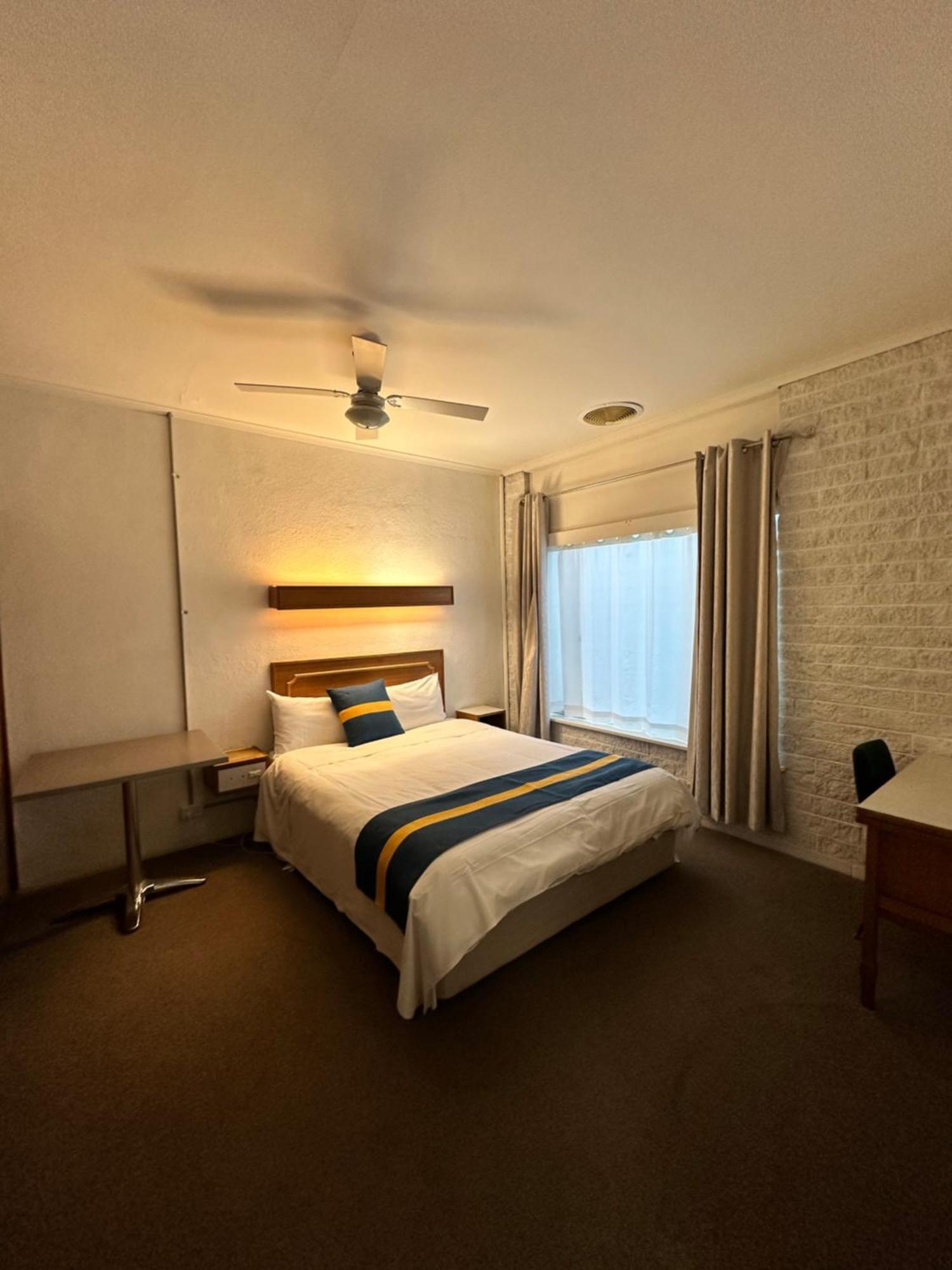 The Shamrock Hotel Balranald Esterno foto
