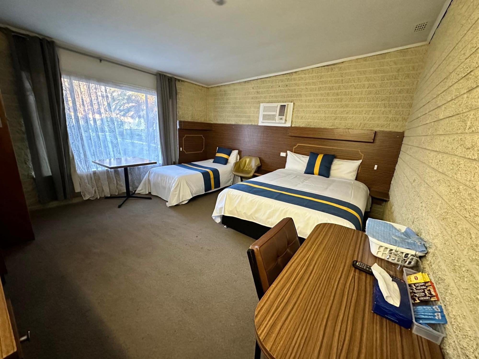 The Shamrock Hotel Balranald Esterno foto