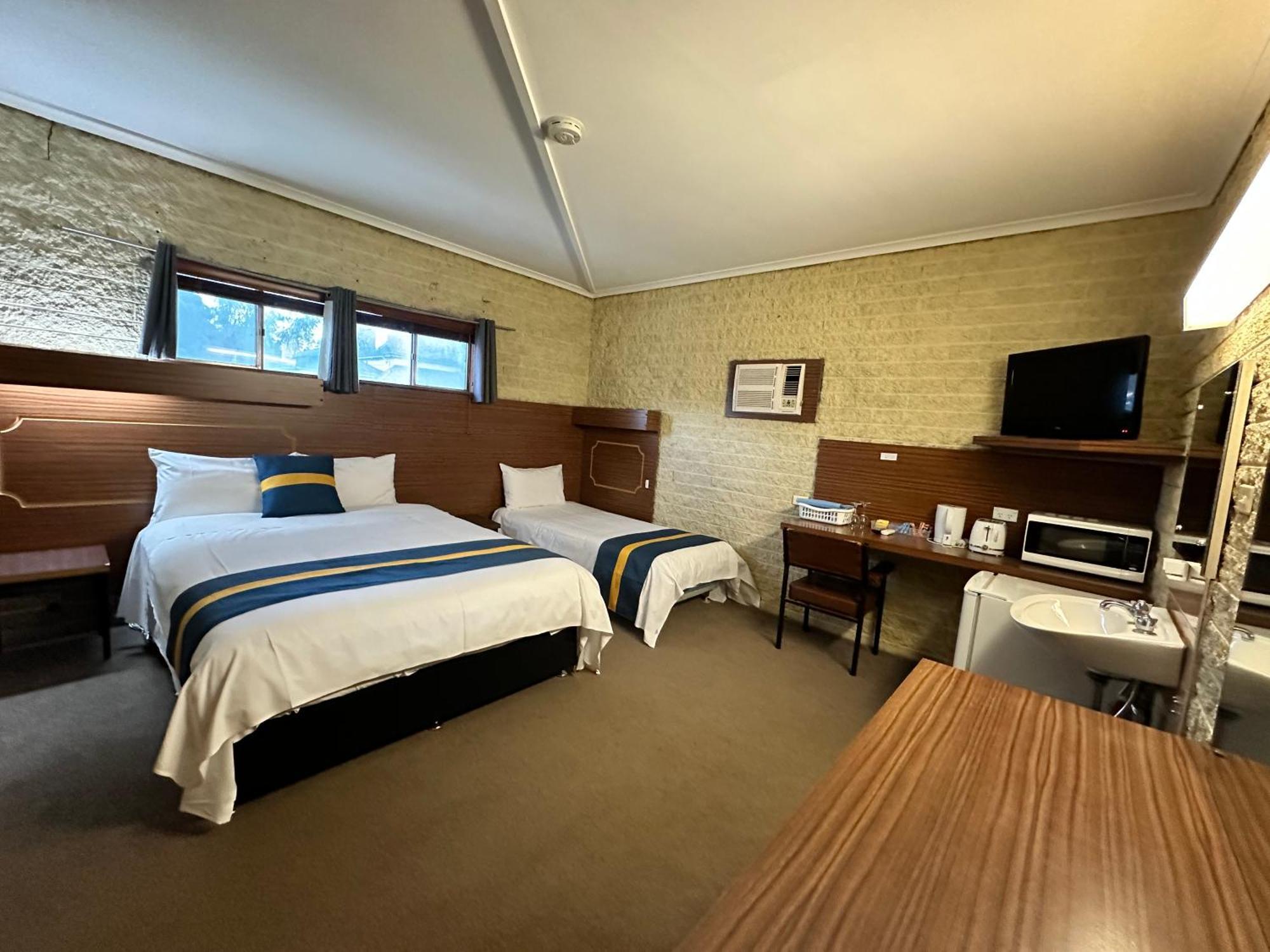 The Shamrock Hotel Balranald Esterno foto